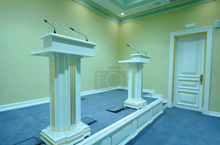Téléchargez les photos : Deux lutrins et microphones mis en scène dans la salle de conférence de presse. Kiev, Ukraine - en image libre de droit