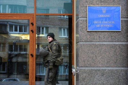 Foto de Soldado de la Guardia Nacional proporcionando seguridad para la construcción del Alto Consejo de Justicia. 28 de diciembre de 2019. Kiev, Ucrania - Imagen libre de derechos