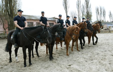 Téléchargez les photos : Mounted police squad policemen riding horses at the manege. June 12, 2020. Kyiv, Ukraine - en image libre de droit