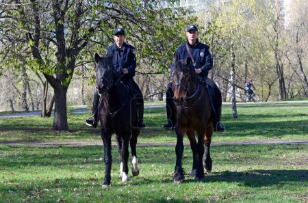 Téléchargez les photos : Patrol of mounted police keeping order at the park. June 12, 2018. Kyiv, Ukraine - en image libre de droit