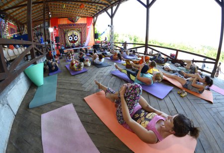Foto de Grupo de personas que practican yoga posa durante el festival Vedalife. 7 de agosto de 2017. Kiev, Ucrania - Imagen libre de derechos
