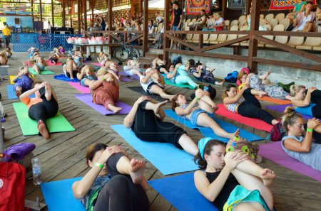 Foto de Grupo de personas que practican yoga posa durante el festival Vedalife. 7 de agosto de 2017. Kiev, Ucrania - Imagen libre de derechos