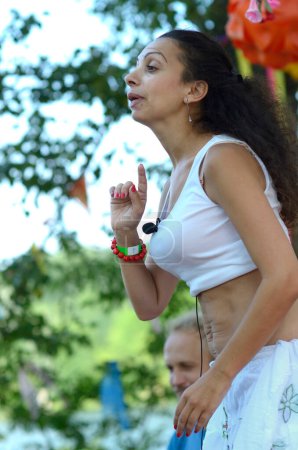 Foto de Mujer joven gurú predicando durante el festival de Yoga y Cultura Védica Vedalife. 7 de agosto de 2017. Kiev, Ucrania - Imagen libre de derechos
