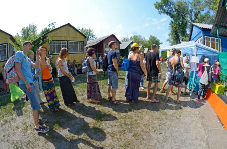 Foto de Personas esperando en una cola para Prasad - comida que es una ofrenda religiosa en Krishnaism.Festival Vedalife. Agosto 7,2017. Kiev, Ucrania - Imagen libre de derechos