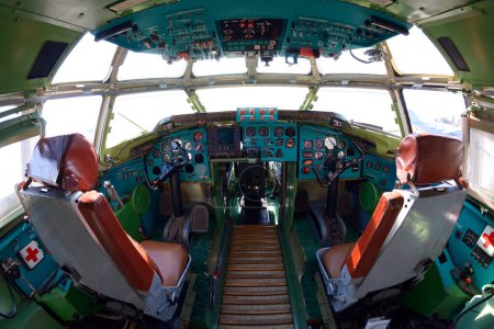 Téléchargez les photos : Le cockpit des avions de transport fabriqués en Ukraine, volant, tableaux de bord, deux sièges pour les pilotes - en image libre de droit