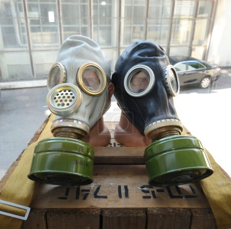 Téléchargez les photos : Masques à gaz fabriqués en Ukraine placés sur une caisse en bois. - en image libre de droit
