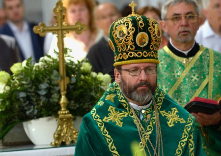 Téléchargez les photos : Sviatoslav Shevchuk, archevêque majeur de l'Église catholique ukrainienne, servant dans une église. 5 mai 2017. Kiev, Ukraine - en image libre de droit