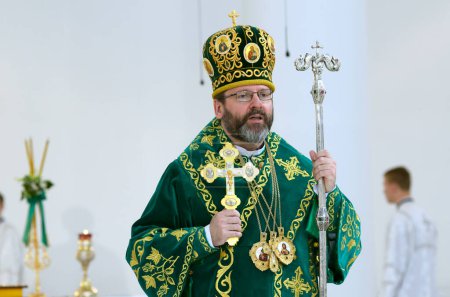 Foto de Sviatoslav Shevchuk, Arzobispo Mayor de la Iglesia Católica Ucraniana, sirviendo en una iglesia. 5 de mayo de 2017. Kiev, Ucrania - Imagen libre de derechos