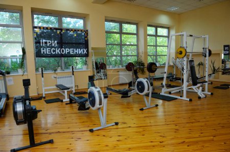 Foto de Sala de fitness del Army Spots Club con barra de pesas, mancuernas y máquinas de ejercicio deportivo fabricadas por Concept y Fitex. 25 de octubre de 2018. Kiev, Ucrania. - Imagen libre de derechos