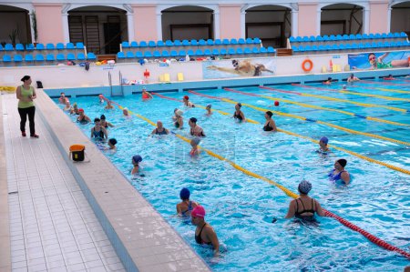 Foto de Entrenadora de grupo docente de principiantes en natación en piscina cubierta. 25 de octubre de 2020. Kiev, Ucrania - Imagen libre de derechos