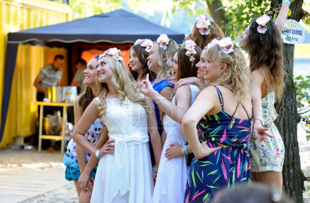 Foto de Mujeres ucranianas jóvenes con coronas en las cabezas posando durante el festival Vedalife. 25 de julio de 2018. Kiev, Ucrania - Imagen libre de derechos