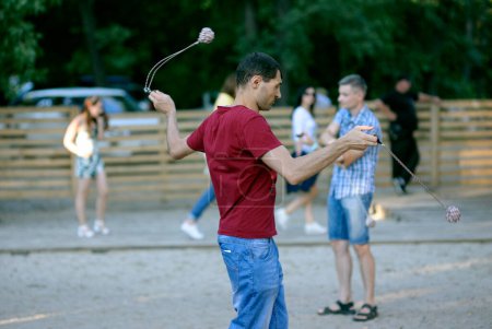 Foto de Hombre practicando malabares con pelotas en un parque de la ciudad. Fest Vedalife. 25 de julio de 2018. Kiev, Ucrania - Imagen libre de derechos