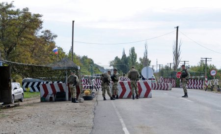 Foto de Guardias fronterizos ucranianos sirviendo en el paso fronterizo Kalanchak. 20 de septiembre de 2017. Región de Kalanchak, Provincia de Khersonskaya, Ucrania - Imagen libre de derechos