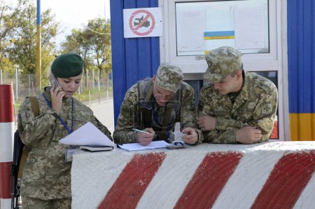 Foto de Guardias fronterizos revisando pasaportes en el paso fronterizo Kalanchak. 20 de septiembre de 2017. Región de Kalanchak, Provincia de Khersonskaya, Ucrania - Imagen libre de derechos