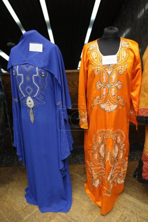 Foto de Mujeres árabes vestidos abaja poner en un maniquíes - Imagen libre de derechos