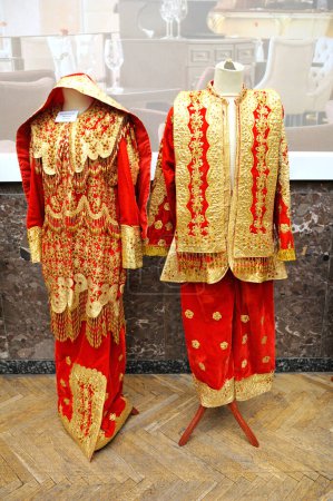 Foto de Malasia vestidos nacionales de las mujeres se ponen maniquíes - Imagen libre de derechos