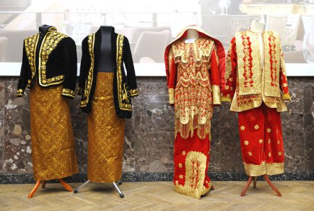 Foto de Malasia vestidos nacionales de las mujeres se ponen maniquíes - Imagen libre de derechos