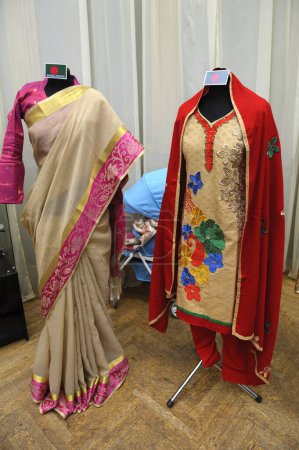 Foto de Bangladesh vestidos tradicionales de las mujeres se ponen maniquíes - Imagen libre de derechos