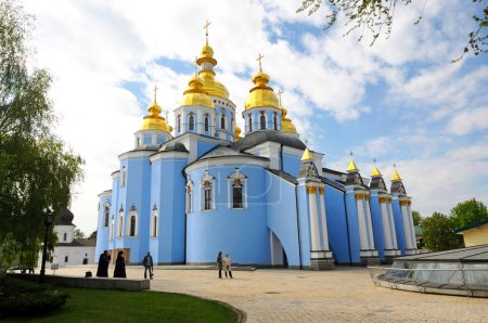 Téléchargez les photos : Vue du monastère St. Michael Golden-Dôme et des moines qui se promènent. 27 avril 2018. Kiev, Ukraine - en image libre de droit