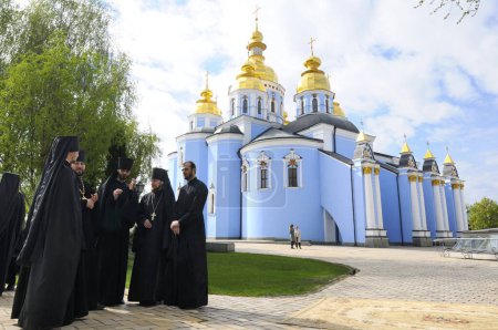 Téléchargez les photos : Groupe de moines debout près de l'église, St. Michael Golden-dôme monastère sur un fond. 27 avril 2018. Kiev, Ukraine - en image libre de droit