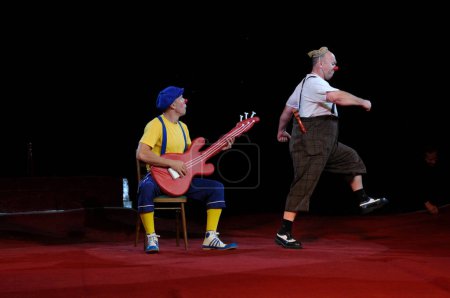 Foto de Payasos alegres y divertidos que actúan en el ring del Circo Nacional de Ucrania. 10 de junio de 2015. Kiev, Ucrania - Imagen libre de derechos