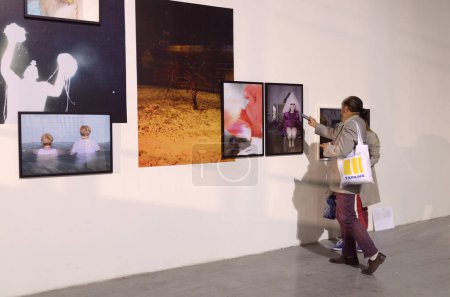 Foto de Visitantes mirando el stand con pinturas modernas. Exposición, Arsenal Mystetsky. 29 de septiembre de 2019. Kiev, Ucrania - Imagen libre de derechos