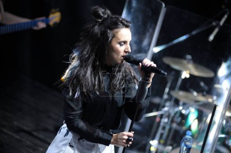 Foto de Jamala, cantante tártaro ucraniano de Crimea actuando en el escenario durante el concierto en el club nocturno Atlas. 3 de marzo de 2016. Kiev, Ucrania. - Imagen libre de derechos