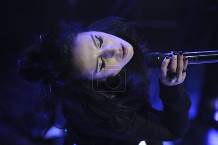 Foto de Jamala, cantante tártaro ucraniano de Crimea actuando en el escenario durante el concierto en el club nocturno Atlas. 3 de marzo de 2016. Kiev, Ucrania. - Imagen libre de derechos