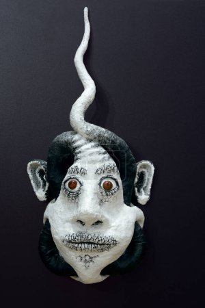 Téléchargez les photos : Étrange masque bizarre présenté sur le stand lors de l'exposition. Créé par l'artiste sculpteur ukrainien Alexander Katerusha. 18 octobre 2016. Kiev, Ukraine - en image libre de droit