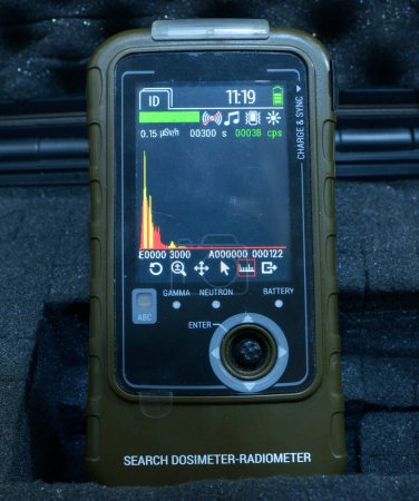Foto de Búsqueda militar personal dosímetro-radiómetro para medir los niveles de radiación colocados en la caja - Imagen libre de derechos