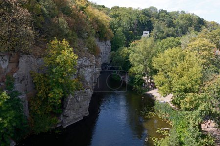Téléchargez les photos : Vue sur les rochers et la rivière du canyon Buksky, Ukraine. - en image libre de droit