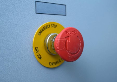Téléchargez les photos : Bouton d'arrêt d'urgence faisant partie d'un équipement de panneau de commande de Schneider Electric. Station de pompage d'eau. Le 10 novembre 2021. Kiev, Ukraine - en image libre de droit