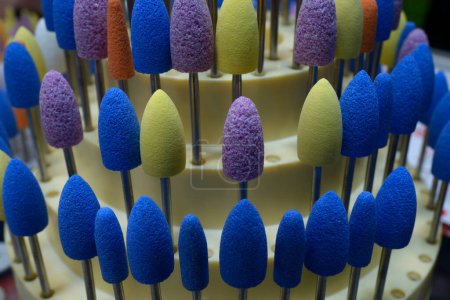 Foto de Abrasivo, hecho de corindón, boquillas de molienda colocadas sobre la mesa - Imagen libre de derechos