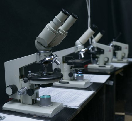 Foto de Microscopios colocados en la mesa de trabajo del laboratorio, fabricados por LOMO. 21 de febrero de 2021. Kiev, Ucrania - Imagen libre de derechos
