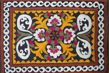 Téléchargez les photos : Traditionnelle main tadjik broderie colorée suzani, tapis. Perspectives festival de la culture mondiale - en image libre de droit