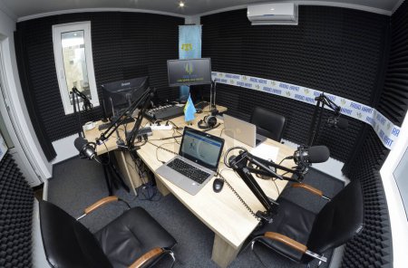 Téléchargez les photos : Intérieur d'un studio de radio avec équipement de diffusion. Marathon radio à la journée de la radio. Le 3 janvier 2018. Kiev, Ukraine - en image libre de droit