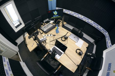 Téléchargez les photos : Intérieur d'un studio de radio avec équipement de diffusion. Marathon radio à la journée de la radio. Le 3 janvier 2018. Kiev, Ukraine - en image libre de droit