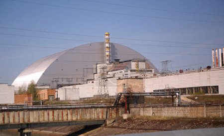 Téléchargez les photos : Construction d'un bloc de la centrale nucléaire de Chornobyl, ChNPP, nouveau confinement sûr sur un fond. Tchernobyl, Ukraine - en image libre de droit