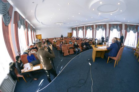Téléchargez les photos : Session du conseil régional. Les députés assis dans une salle, orateur gardant le discours à la tribune, la tête et ses assistants assis au présidium. 19 février 2021. Boryspil, Ukraine - en image libre de droit