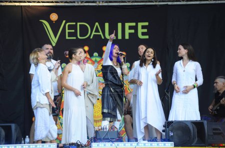 Foto de Band Shanti Gente actuando en el escenario durante el festival Vedalife. 10 de julio de 2021. Kiev, Ucrania - Imagen libre de derechos