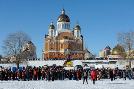 Foto de Personas nadando en un agujero de hielo durante la fiesta de Epifanía en el río Dniéper, Sviato-Pokrovskiy Catedral en un fondo. 19 de enero de 2019. Kiev, Ucrania - Imagen libre de derechos