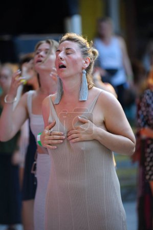 Foto de Joven bonita mujer bailando teniendo orgasmo mientras huru predicando. Fiesta del Vedalife. 10 de julio de 2021. Kiev, Ucrania - Imagen libre de derechos