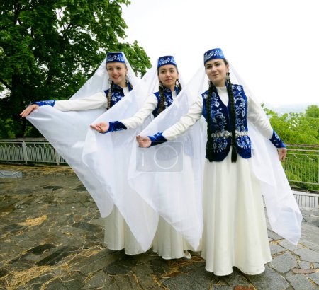 Téléchargez les photos : Des danseuses tartares de Crimée en costumes autochtones exécutant des danses nationales. Fête d'Hidirellez. 24 avril 2018. Kiev, Ukraine - en image libre de droit