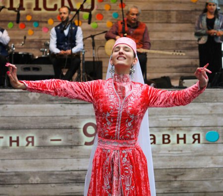 Téléchargez les photos : Danseuse de tartare de Crimée en costume autochtone exécutant une danse nationale. Fête d'Hidirellez. 24 avril 2018. Kiev, Ukraine - en image libre de droit