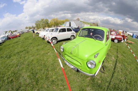 Foto de Hecho en la URSS un coches viejos ZAZ 965 Zaporozhets estacionado. Festival OLD CAR Land. 12 de mayo de 2019. Klev, Ucrania - Imagen libre de derechos