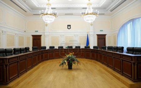 Téléchargez les photos : Salle des juges qui prennent les décisions du Conseil supérieur de la justice. 28 décembre 2019. Kiev, Ukraine - en image libre de droit