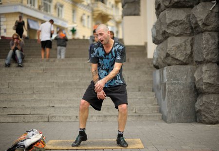 Téléchargez les photos : Jeune homme, danseur de rue, dansant sur le trottoir. Le 2 juin 2012. Kiev, Ukraine - en image libre de droit