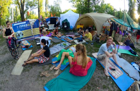 Téléchargez les photos : Les gens se détendent autour du camp de fête assis sur des karemats. Festival Vedalife. 7 août 2017. Kiev, Ukraine - en image libre de droit