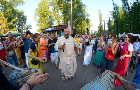 Foto de Gurú de Krishna predicando con micrófono de pie entre la multitud de seguidores. Festival Vedalife. 7 de agosto de 2017. Kiev, Ucrania - Imagen libre de derechos