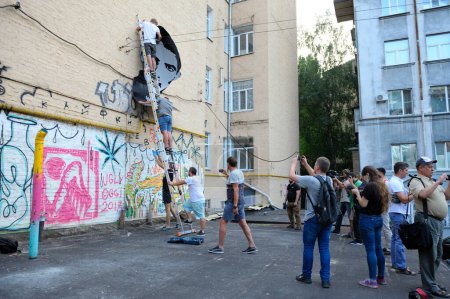 Téléchargez les photos : Sur le mur du bâtiment, de jeunes militants ont peint le portrait-affiche du célèbre poète et dissident ukrainien Vasyl Stus. 12 juin 2018. Kiev, Ukraine - en image libre de droit
